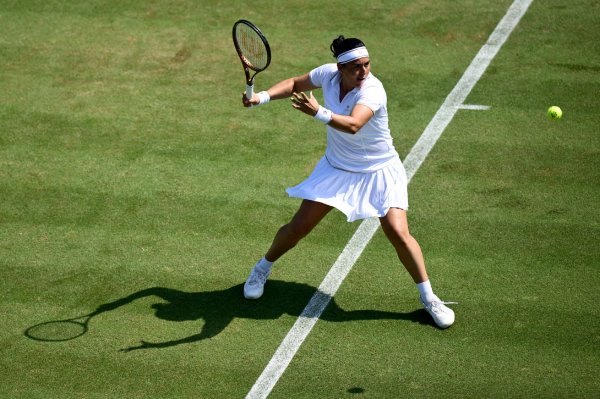 Vòng đầu tiên của Wimbledon đã không thành công! Á hậu trong hai giải đấu bị thương và rút lui khi anh ta bị tụt lại phía sau, đưa đối thủ vào vòng tiếp theo