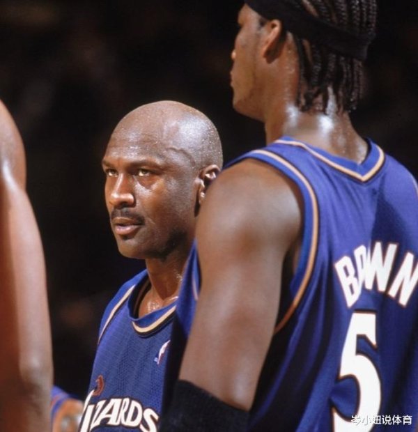 Kwame Brown được công nhận là lựa chọn hàng đầu song song, ngay cả khi Jordan dẫn dắt anh ta, anh ta sẽ không thể trở thành một tài năng.