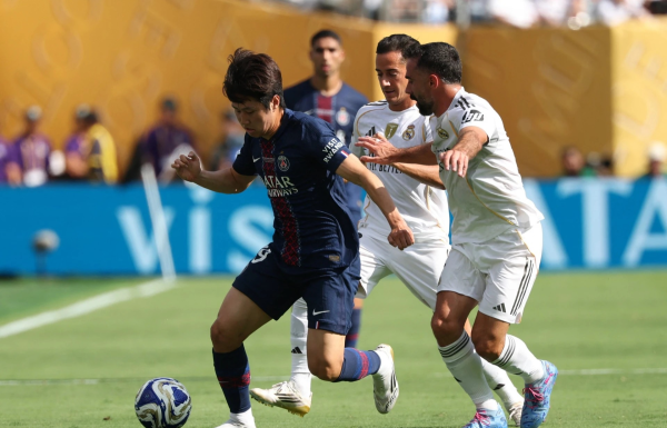 Trận chiến cổng phải của Real Madrid: Carvajal giữ pháo đài của mình, Arnold có thể 