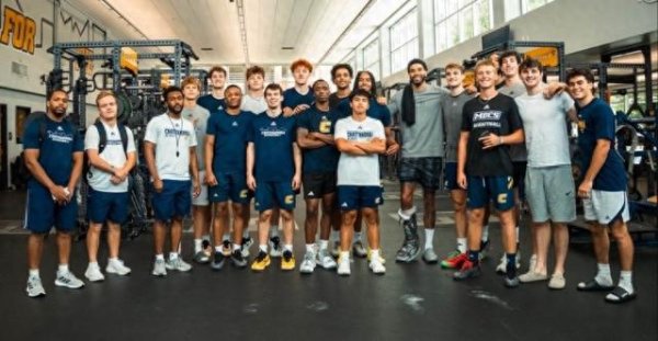 Tatum đã làm việc chăm chỉ để tham dự đám cưới của Kemba Walker và mượn khóa đào tạo phòng tập thể dục của trường vào cùng một ngày